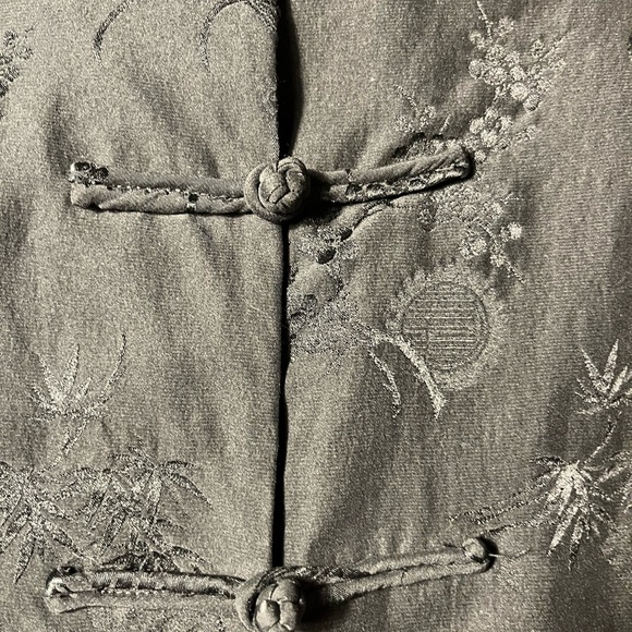 Elegant Tailor Lau vintage silk Black Sleeveless Top with frog closure - Picture 4 of 4